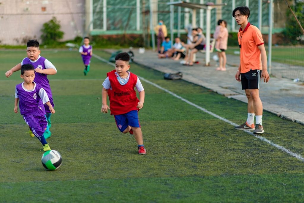  Độ tuổi phù hợp để trẻ em học bóng đá